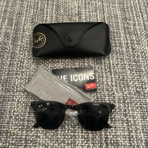 GREAT BLACK UNISEX RAYBANS WITH NEW CLEANING TOWEL, COMES WITH CASE, LIKE NEW